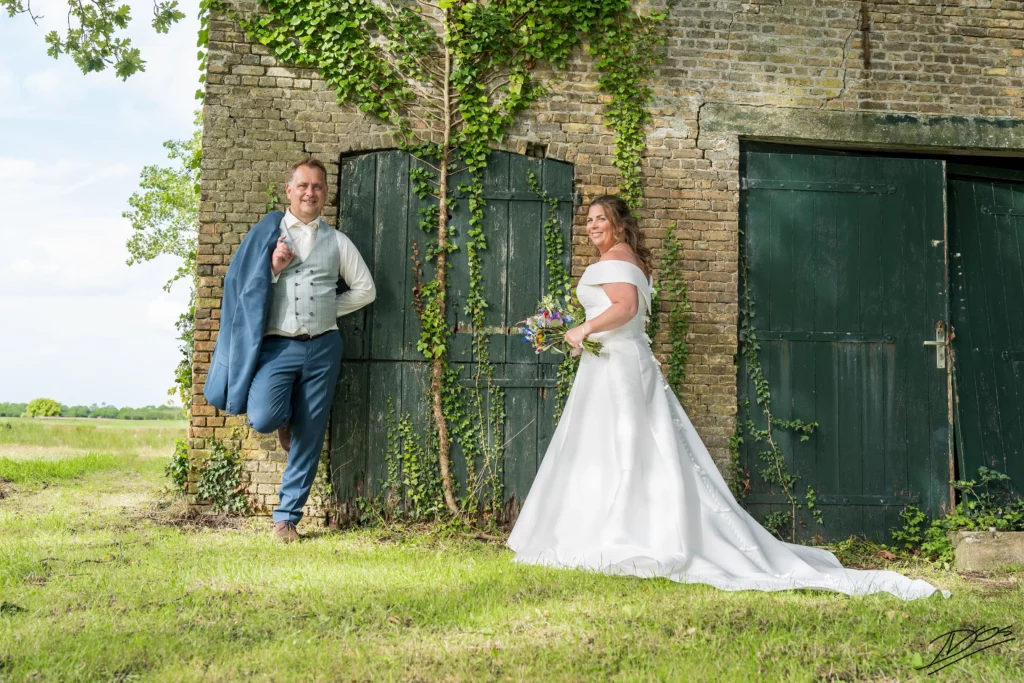 Bruidspaar-tegen-vervallen-muur