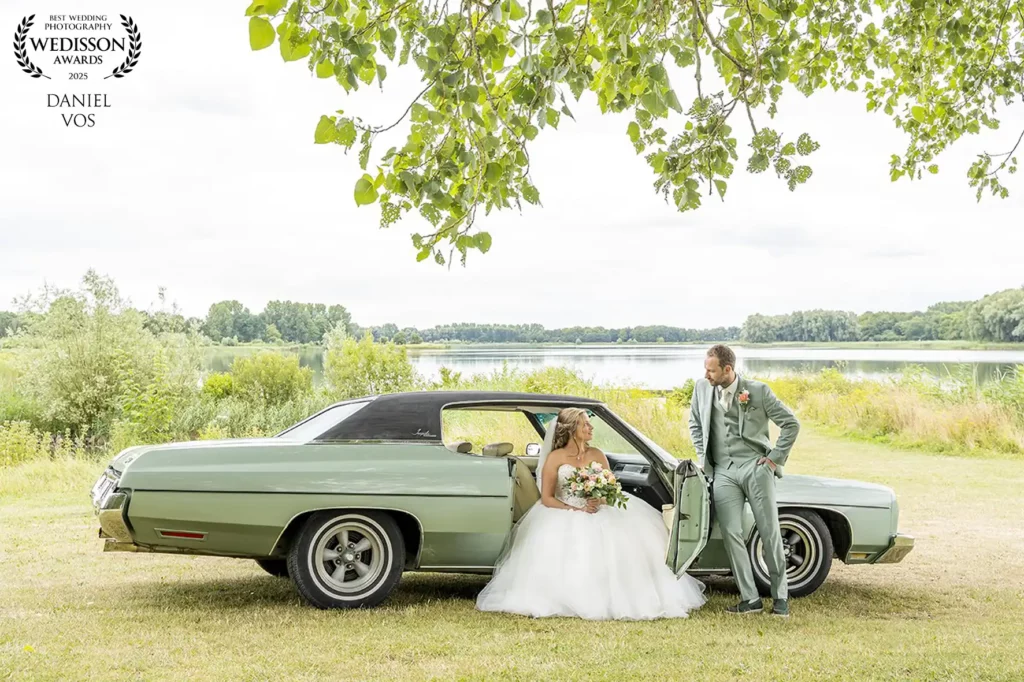Bruidsfotograaf Daniel Vos – bekroonde foto met klassieke auto bij meer, winnaar Wedisson Award 2025