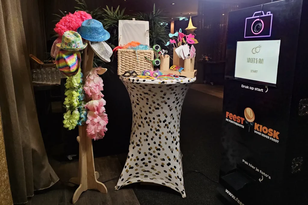 Photobooth met leuke accessoires op een bruiloft bij Van der Valk Hotel Hoorn
