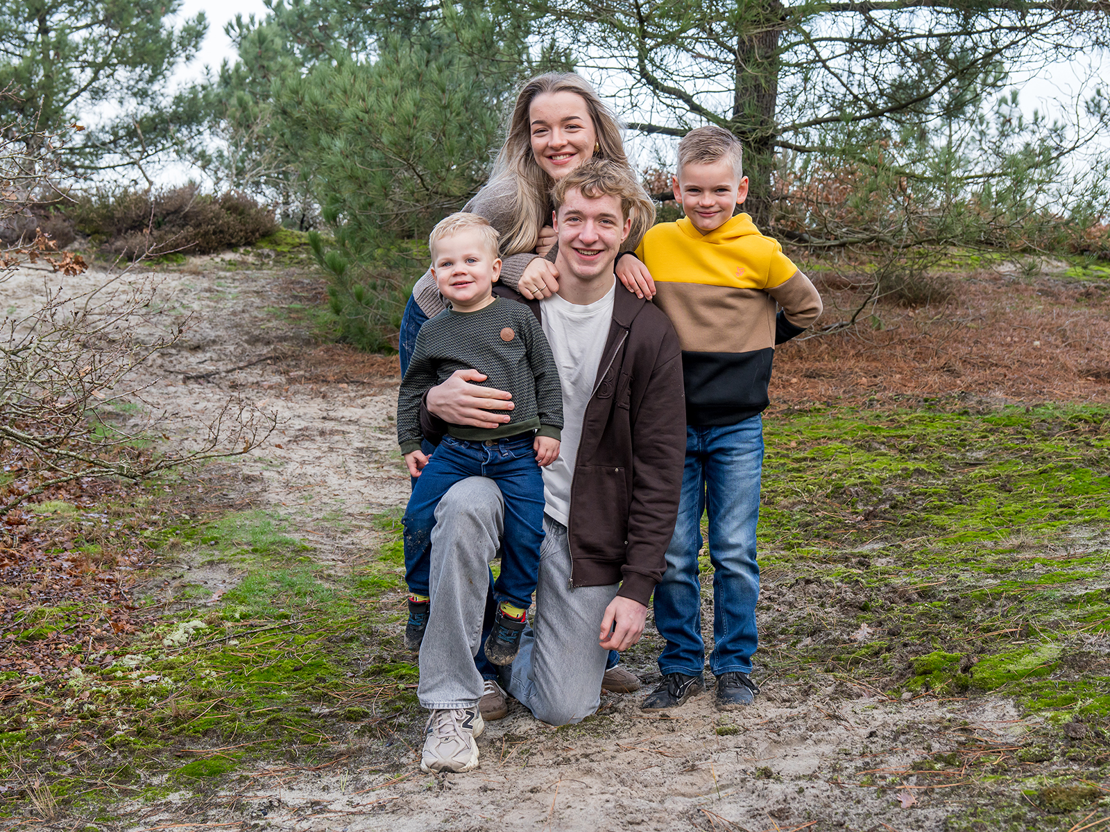 Spontane groepsfoto van vier jongeren tijdens een gezinsshoot in de natuur van Groet door Daniel Vos Fotografie