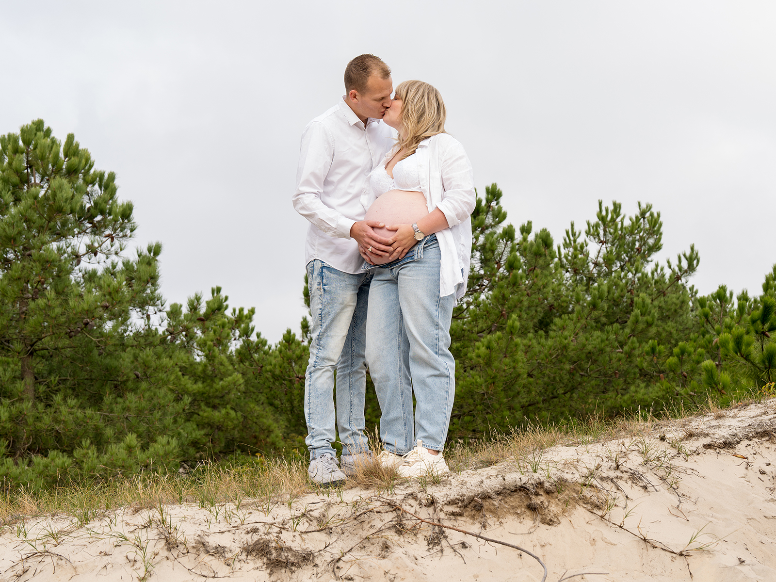 Liefdevolle zwangerschapsshoot van een stel in de duinen van Groet, vastgelegd door Daniel Vos Fotografie