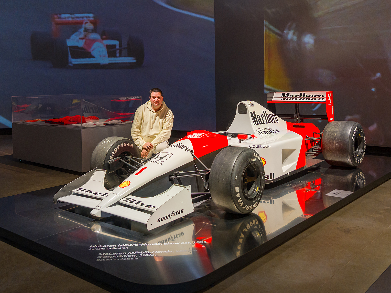 Daniel Vos poserend bij de legendarische McLaren MP4/6 Honda Formule 1 showcar van Ayrton Senna uit 1991